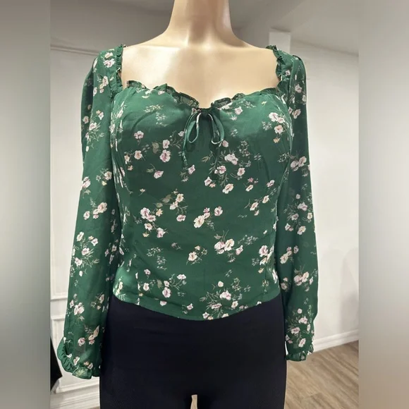 NWT Abercrombie & Fitch Women's Green Blouse with floral pattern.
Size: Médium - Picture 1 of 8